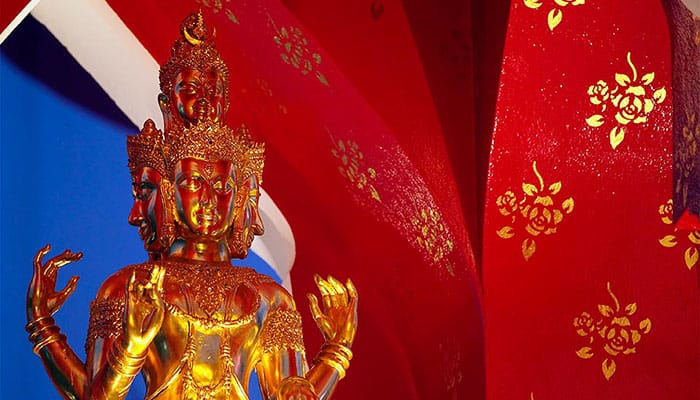 Xem ngay: Kinh nghiệm du lịch Bangkok tự túc từ A đến Z!  Đền thờ Trimuti ở Central World