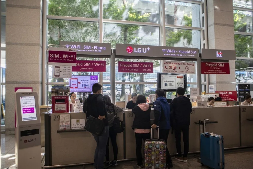 Xếp hàng mua SIM 4G tại sân bay Hàn Quốc